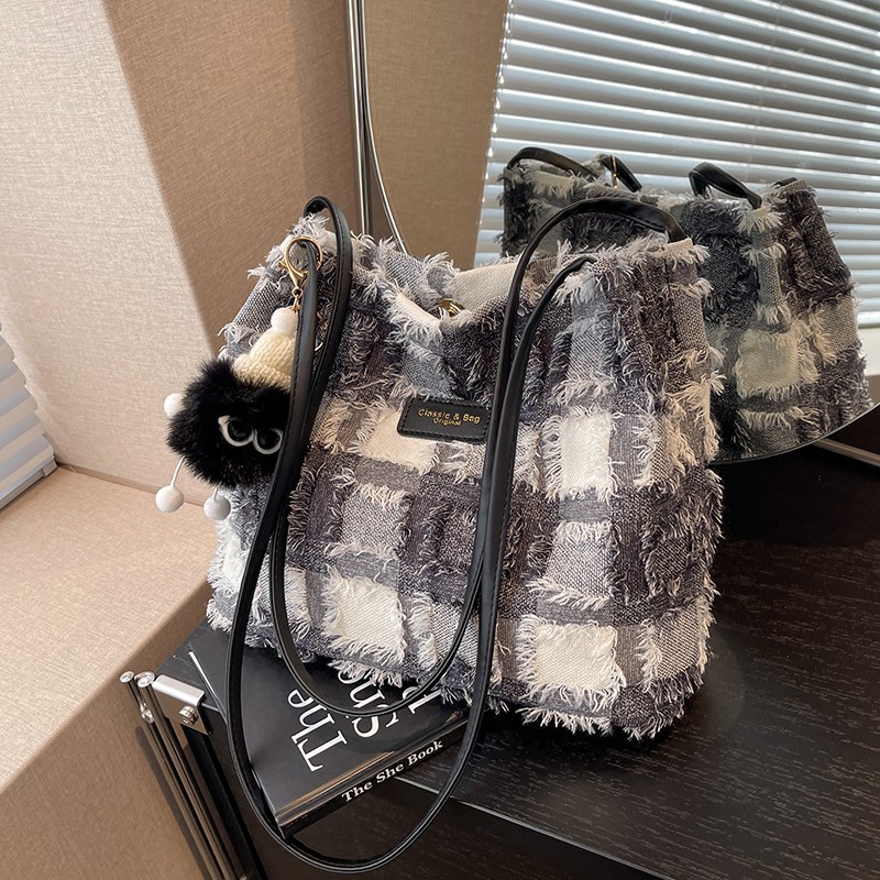 High-end checkered bucket bag for women, 2023 new trendy and fashionable single-shoulder bag for women, large-capacity commuter tote bag full figure