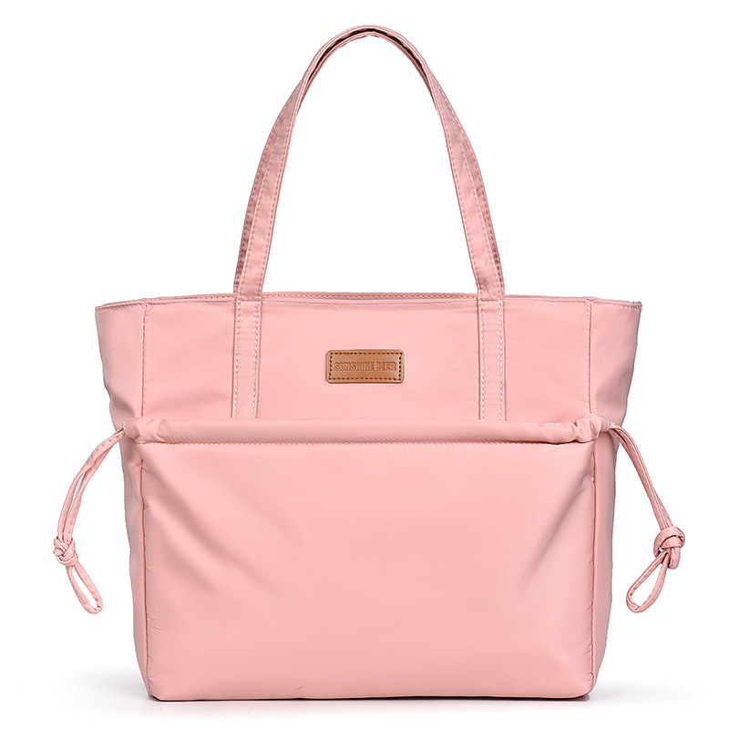 Cross-border exclusive Korean-style fashionable and high-end mommy bag, baby bag, portable large bag for going out, insulated baby bottle bag Application Scenario
