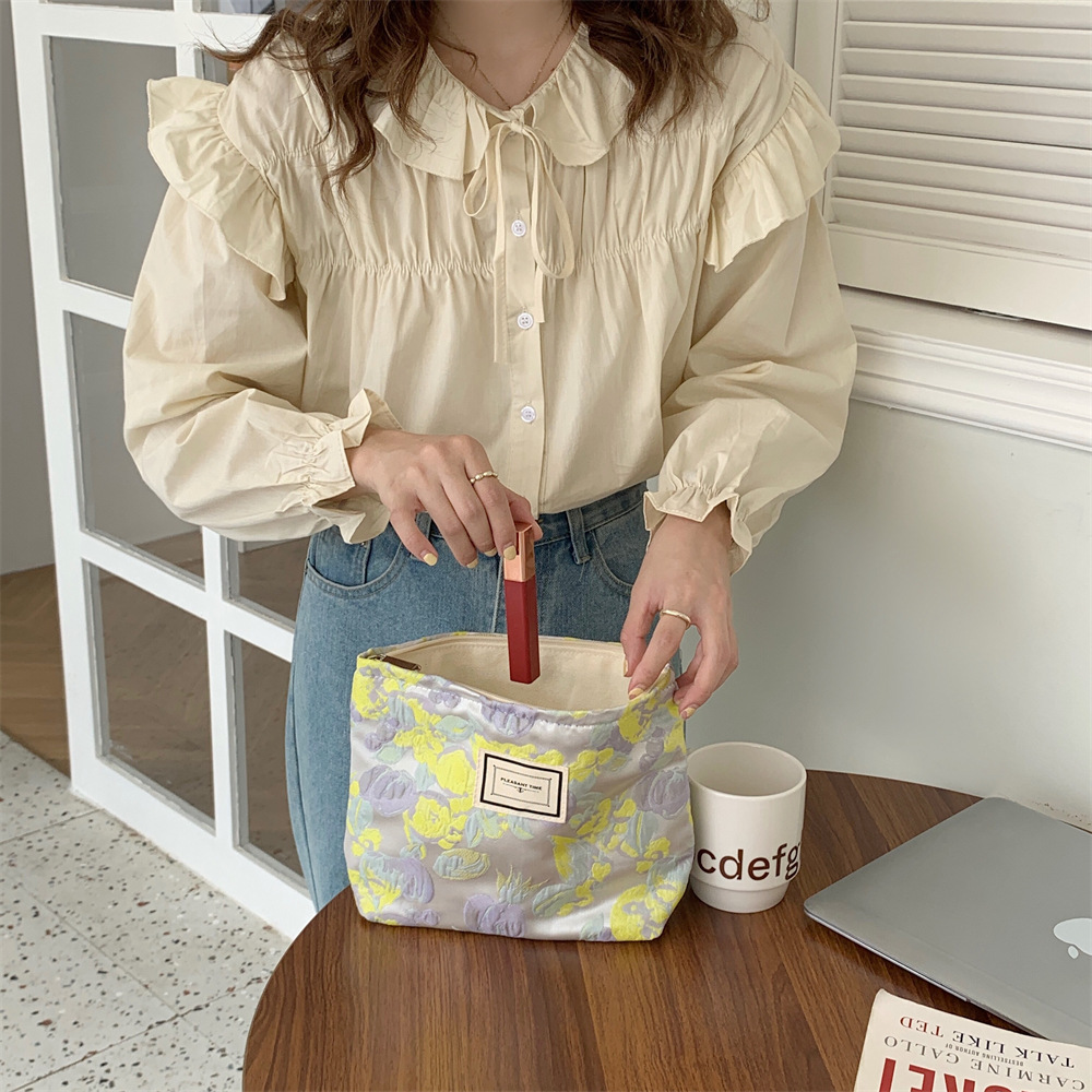 The 17311 bag is a new jacquard retro cosmetic clutch for women, featuring a fresh French grape and green grape makeup bag details Picture