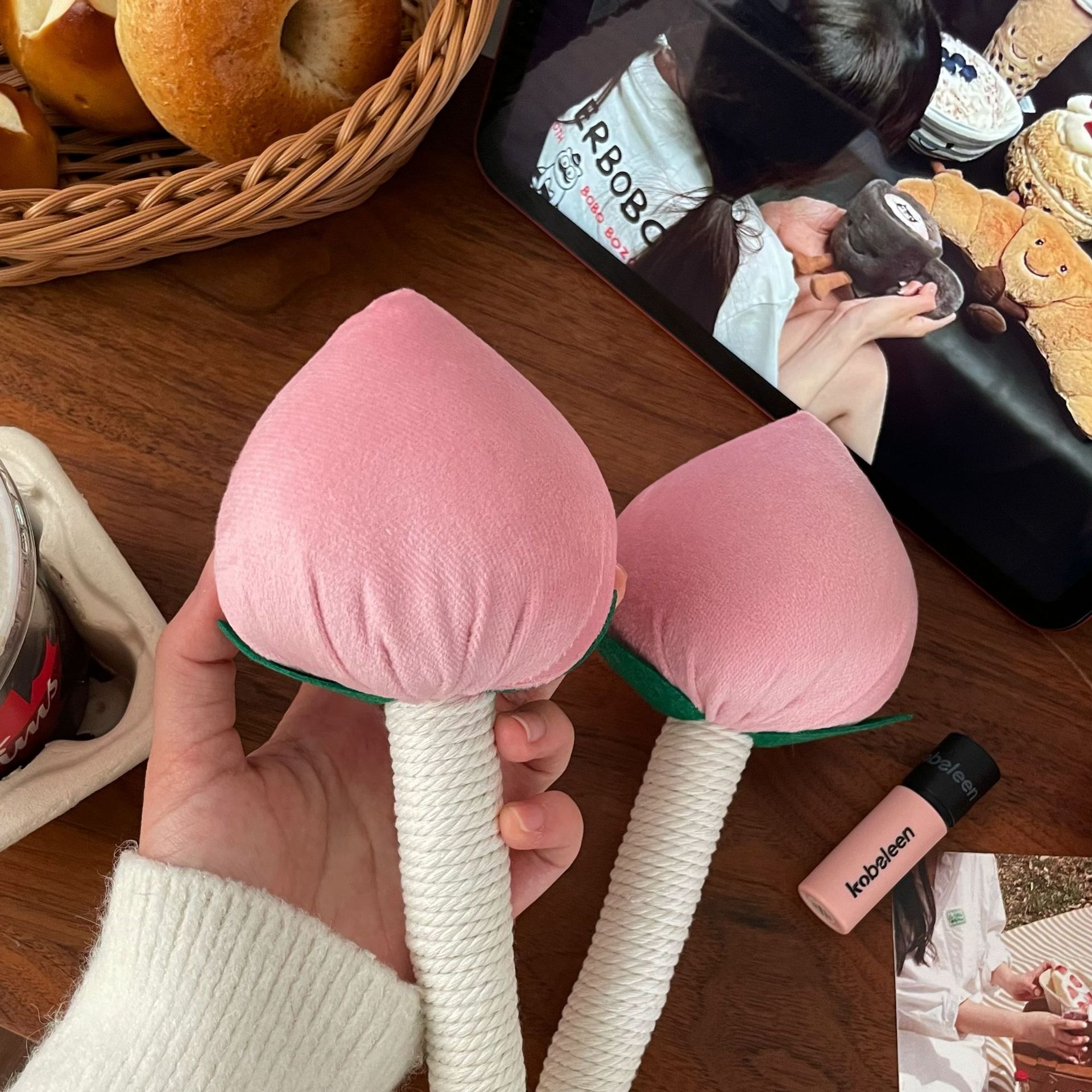 The Longevity peach mugwort stick health hammer is a handheld shoulder and neck meridian massage tool. It can be used at home to tap the back, waist and legs to unblock the meridians and promote blood circulation details Picture