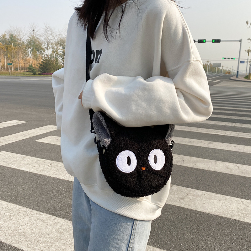 2023 Autumn/Winter New cute doll women's single-shoulder bag, fashionable and stylish crossbody small round bag, student mobile phone bag details Picture