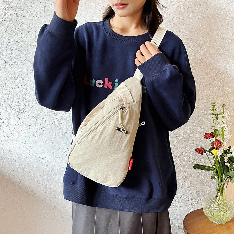 The new solid-color trendy single-shoulder bag is selling well. It features a fashionable and simple small-capacity crossbody bag that is casual and versatile, as well as a lightweight sports bag details Picture