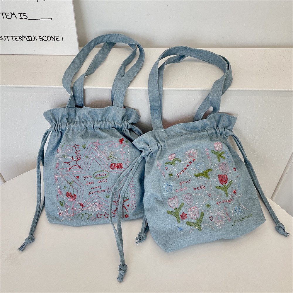 54203 2025 New bow-embroidered large-capacity denim drawstring tote bag, fashionable single-shoulder hand-carry large bag Application Scenario