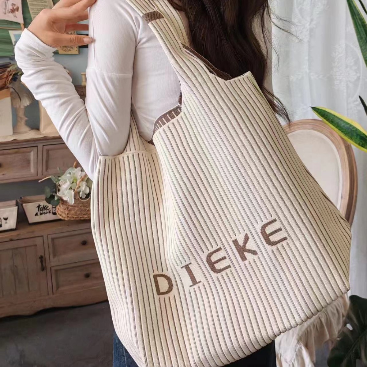 The new large-capacity fly-woven bag with louvers and letters is a portable and fashionable handbag that can be worn on one shoulder details Picture