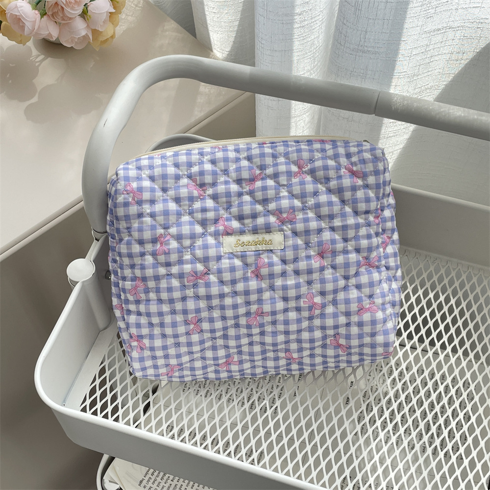 46131 Fresh and light quilted bow hand-held makeup bag, large-capacity portable travel storage toiletry bag for girls Application Scenario
