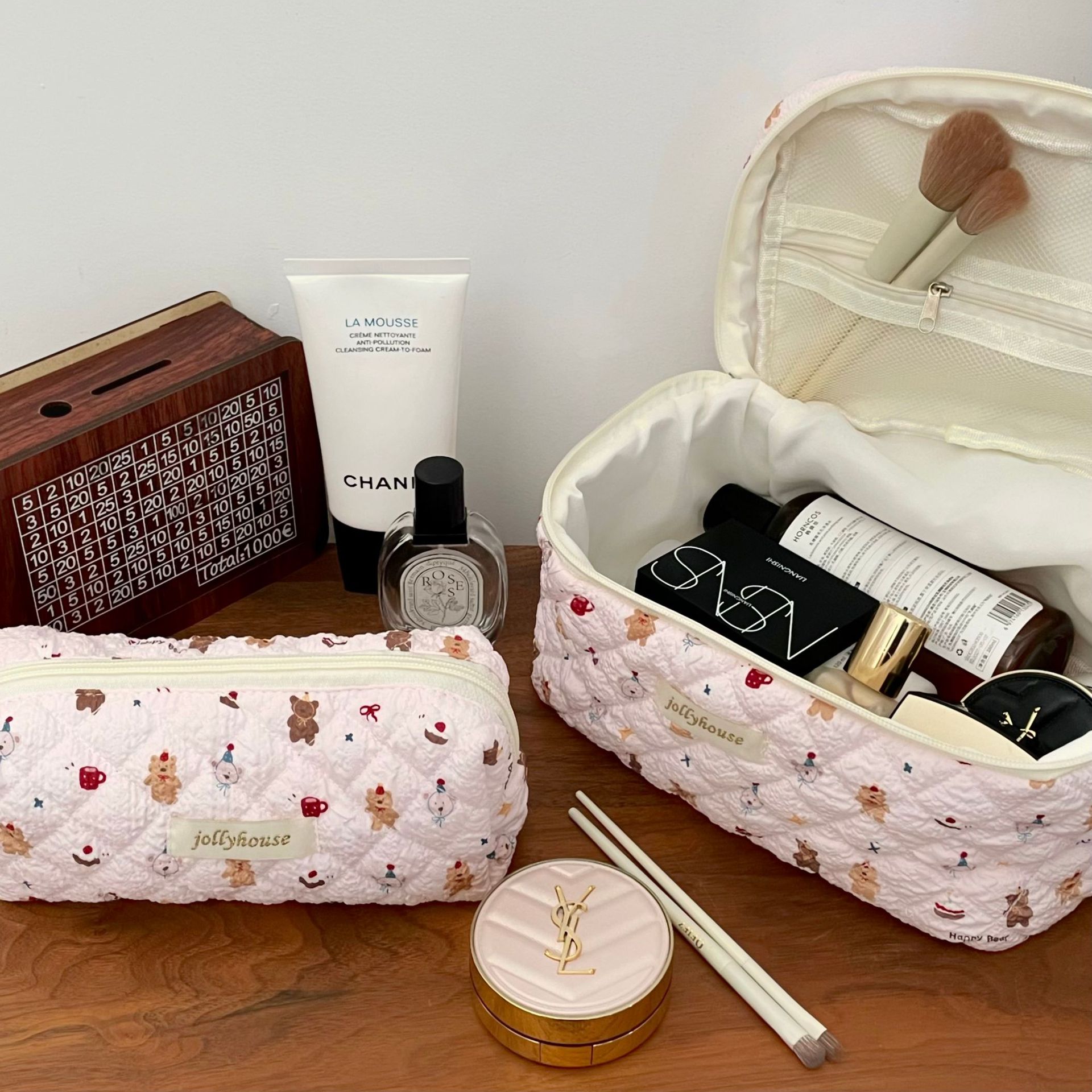 Cute cartoon hand-held cosmetic bags, starting from one piece. Travel portable large-capacity cosmetic storage bags and handbags Application Scenario