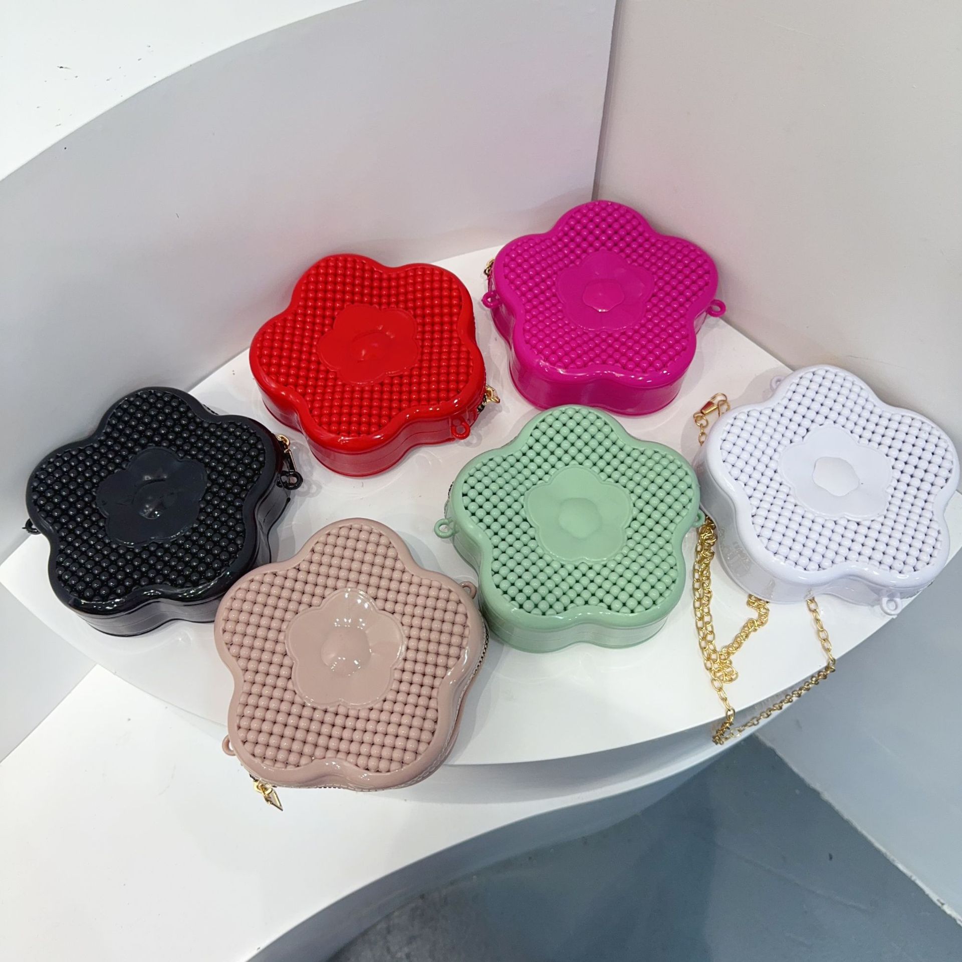 2025 New cute flower bag, cartoon pearl bag, crossbody bag, fashionable jelly bag, children's bag, hollowed-out single-shoulder bag full figure