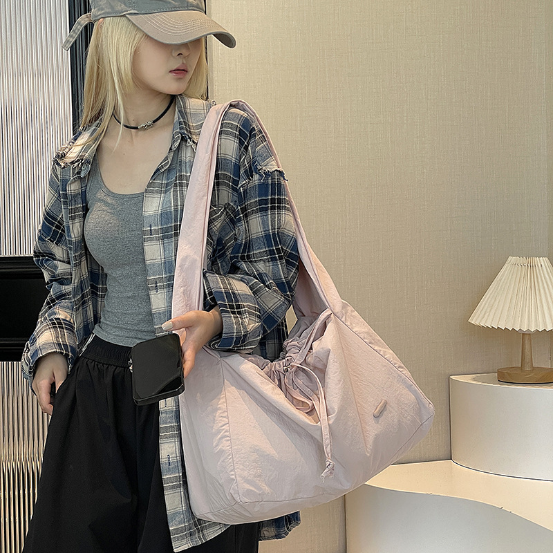 Colorful Fox Korean version niche women's bag, large-capacity lightweight tote bag, fitness and sports single-shoulder crossbody women's bag details Picture