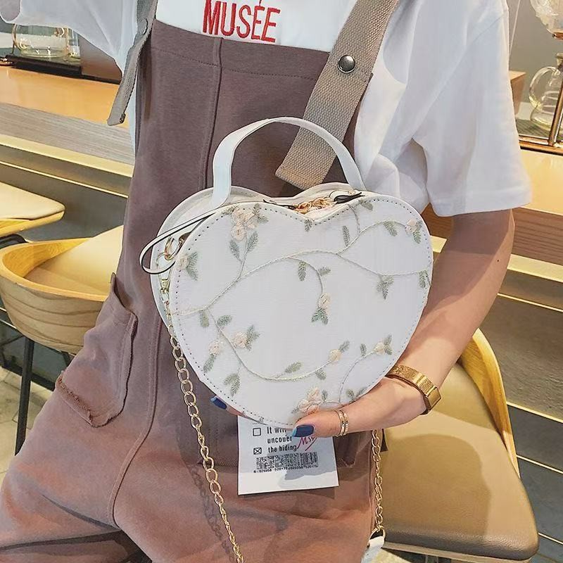 Wholesale of the "Little Fresh Heart Bag 2025 New Style, Fashionable and simple single-shoulder crossbody Bag, Korean style, versatile and stylish box bag. Application Scenario