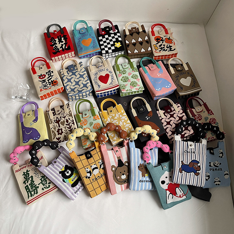 The Korean-style fortune handbag is a fashionable and simple knitted single-shoulder crossbody phone bag for portable storage when going out full figure