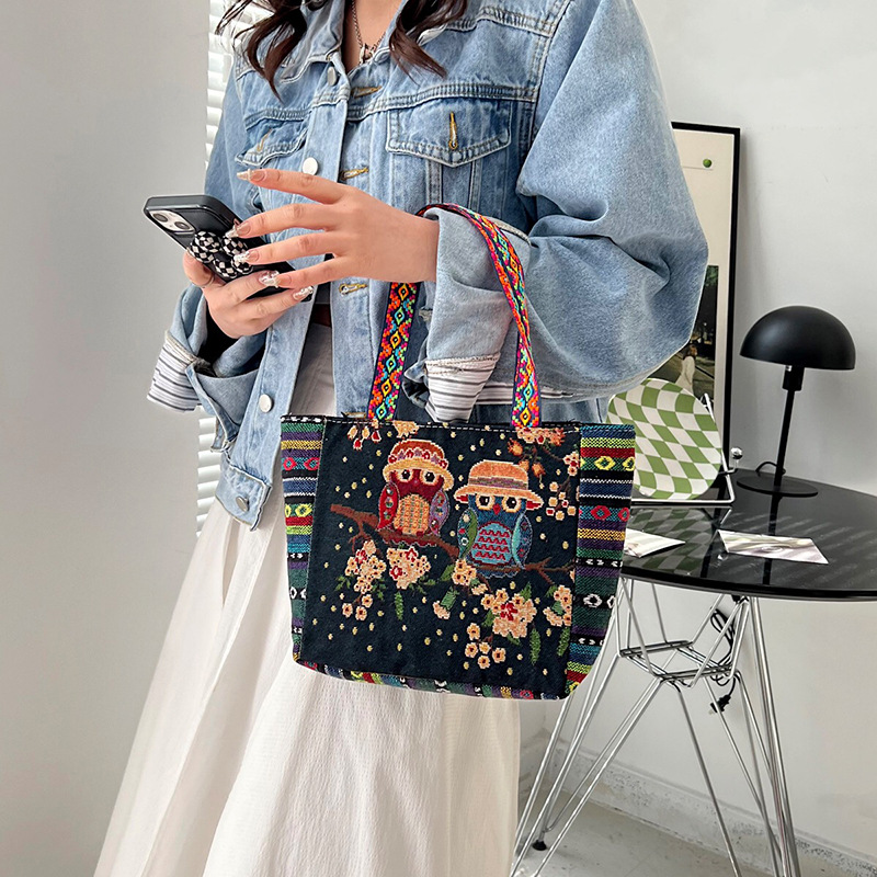 Cross-border ethnic style embroidered hand-held bag, artistic and retro single-shoulder bag for women, large-capacity linen embroidered handbag for women Application Scenario