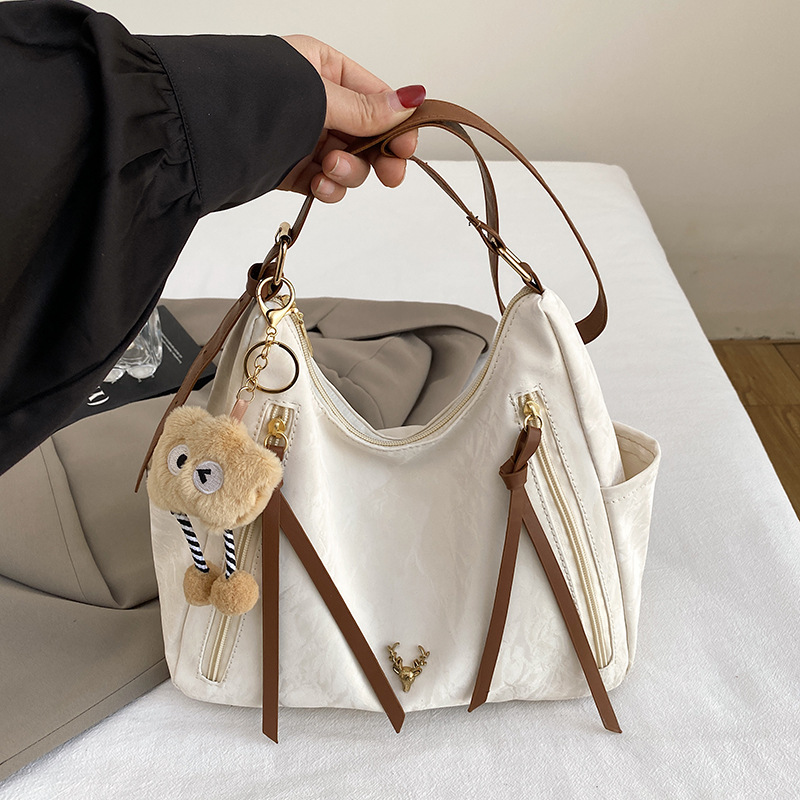 Large-capacity bags, women's 2025 bestsellers, fashionable and versatile crossbody bags, high-end single-shoulder bags, simple commuter tote bags Application Scenario