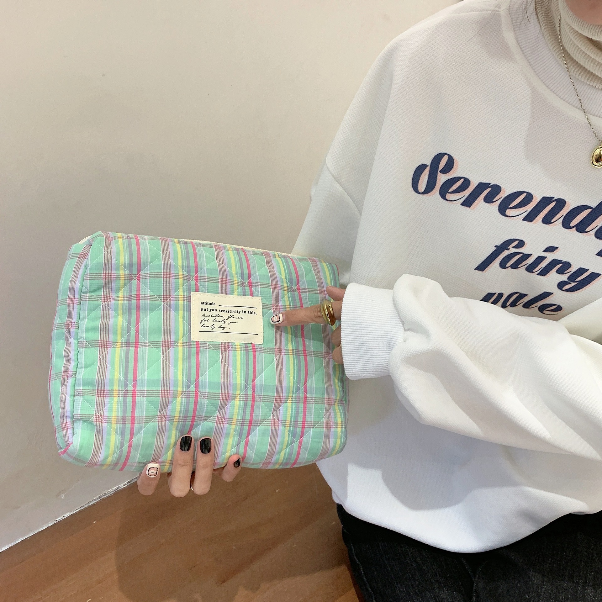 21152 Japanese-style fresh and simple color-blocking checkered makeup bag, pocket money, mobile phone storage, student casual clutch Application Scenario
