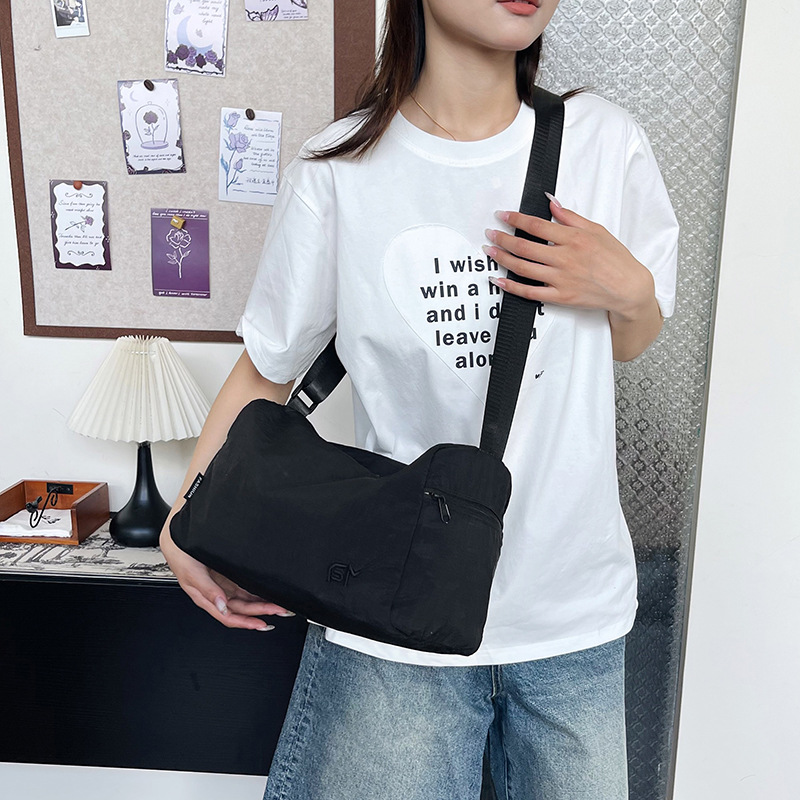 A new large-capacity, simple and casual single-shoulder bag made of nylon fabric, a beautiful and artistic handbag for work and commuting, a crossbody bag for women Specification drawing