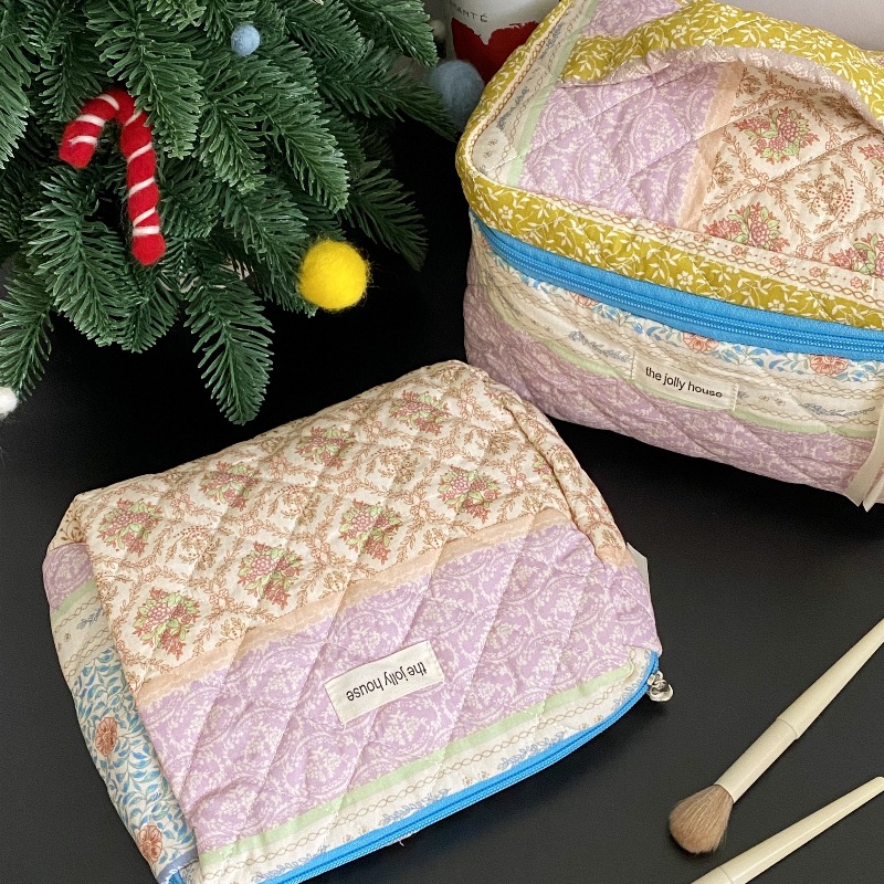 Ethnic-style hand-held makeup bag for women, large-capacity portable for business trips, skin care product storage bag, portable hand-held bag for women Application Scenario