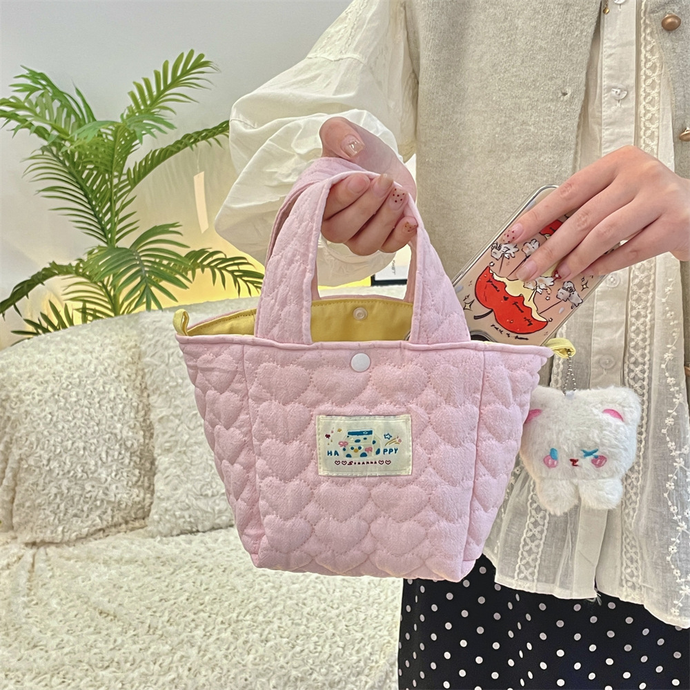 411272 Soft quilted heart-shaped hand-held bento bag, casual handbag, student commuting lunch box bag Application Scenario