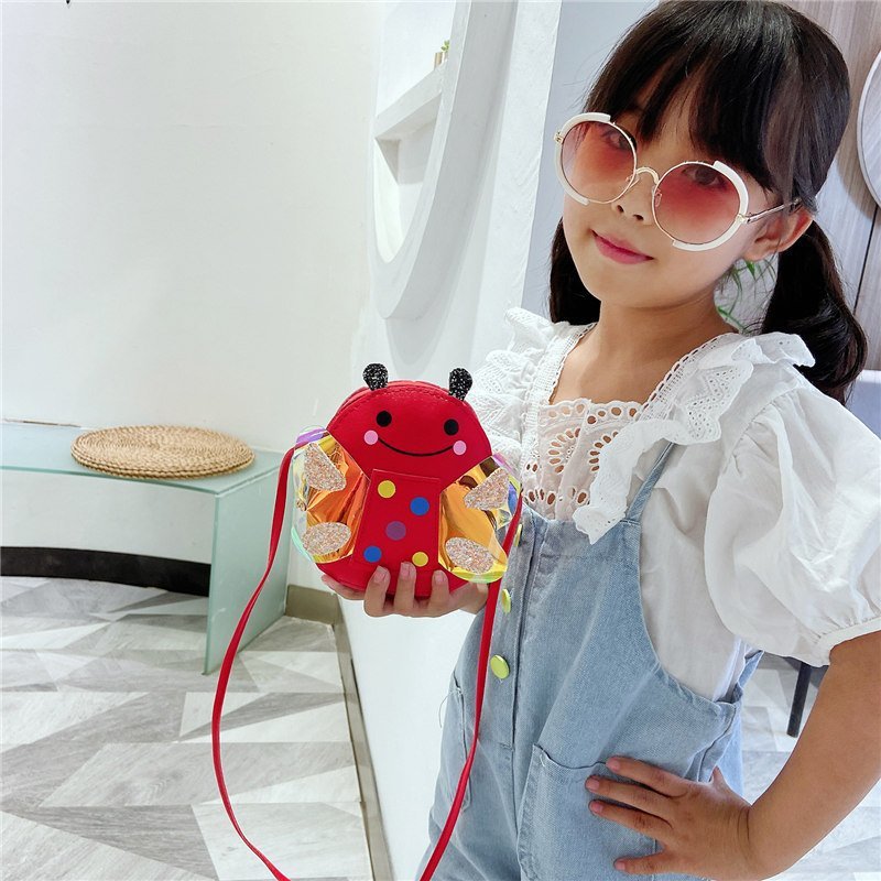 The popular children's bag is a super cute cartoon bee bag for girls and a fashionable mini princess bag for girls with a crossbody style details Picture