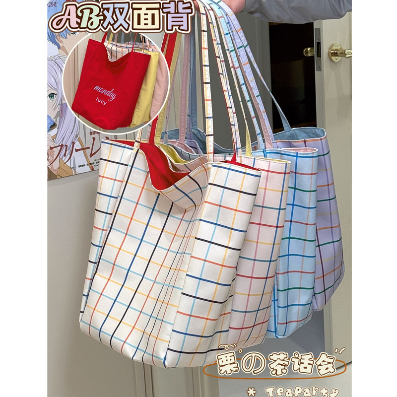 The new Spring/Summer 2025 striped large-capacity tote bag is a versatile, artistic single-shoulder underarm bag that can be carried by hand Application Scenario
