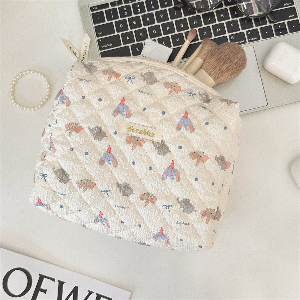 4681 embossed hand-held makeup bag, large-capacity portable storage bag, cute toiletry bag, travel storage bag Application Scenario