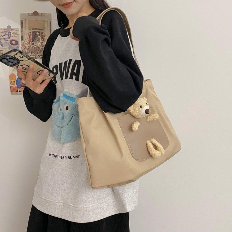 Japanese-style casual large-capacity nylon single-shoulder bear girls' bag, new autumn and winter crossbody bag, cute girl tote bag Application Scenario
