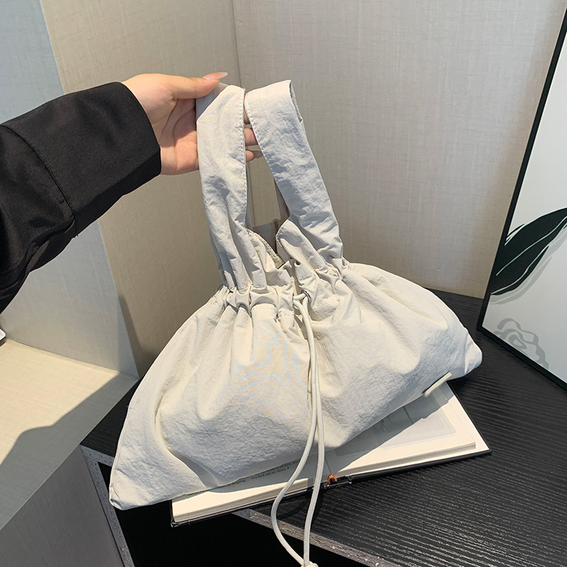 Colorful Fox Japanese style new women's retro drawstring artistic country handbag Solid color drawstring commuter bag Application Scenario