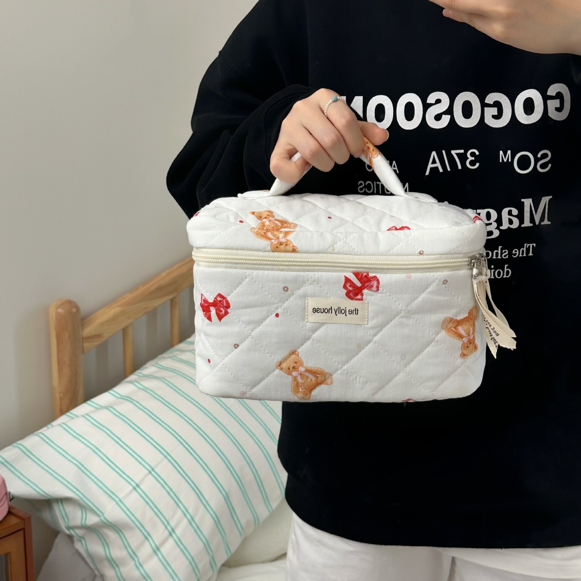 Cross-border Bear Bow Storage Bag 2025 New large-capacity portable travel and business trip storage bag, makeup bag for women Specification drawing