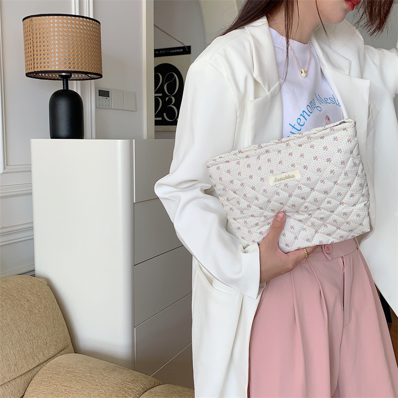 3611 Korean cartoon flower bear quilted inner liner clutch, portable large-capacity storage bag, makeup bag for women details Picture