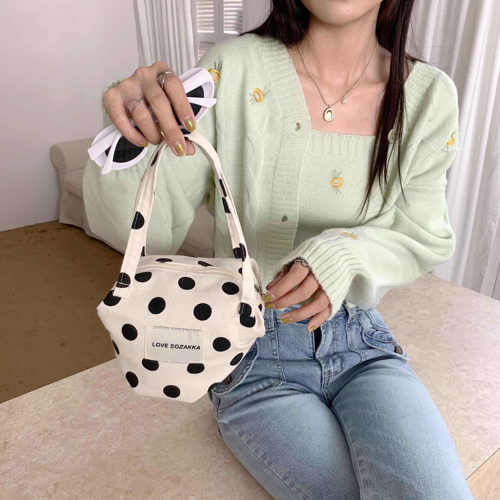 2824 New InS-style fashionable polka dot contrasting color handbag, retro fairy stroll bag, hand-held mommy bag details Picture