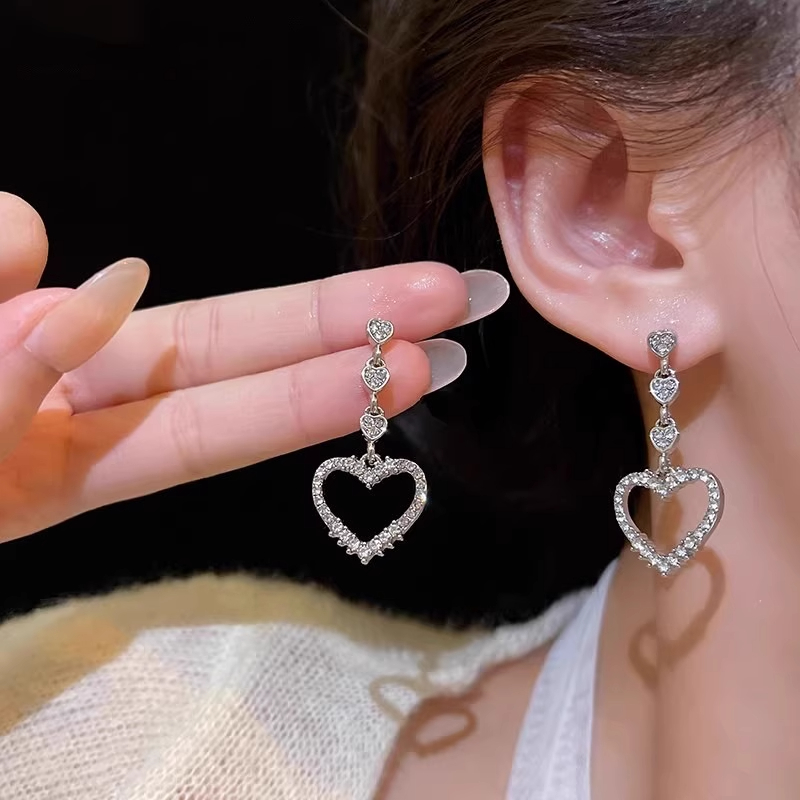 Xuhui brand exquisite and light luxury copper plated with real gold and set with zircon 925 silver needle heart-shaped fashionable and elegant stud earrings details Picture