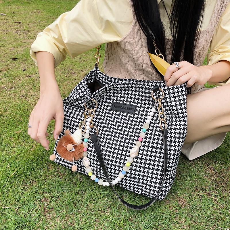 Niche high-appearure-level single-shoulder bag, casual tote bag, student large-capacity bag, versatile underarm bag, ins forest style full figure