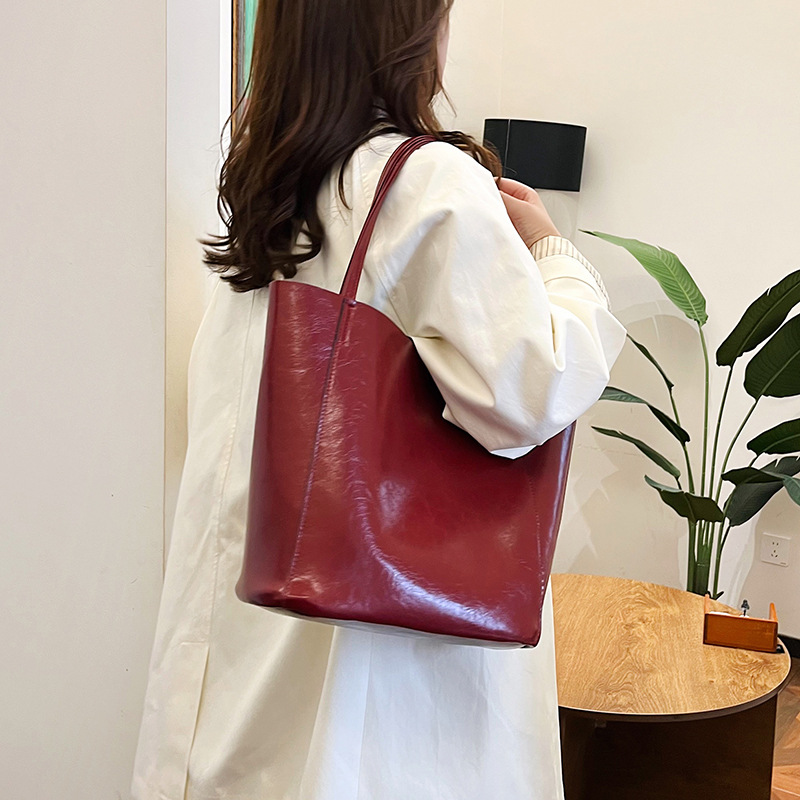 The large-capacity retro tote bag for women in 2024, a new style of fashionable, simple and casual large bag in solid color, versatile single-shoulder bag, is selling well Specification drawing