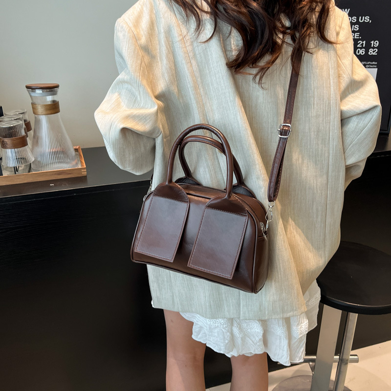 Fashionable and versatile crossbody bag 2025 new style niche design hand-held pillow bag, trendy Korean-style single-shoulder bag wholesale Application Scenario