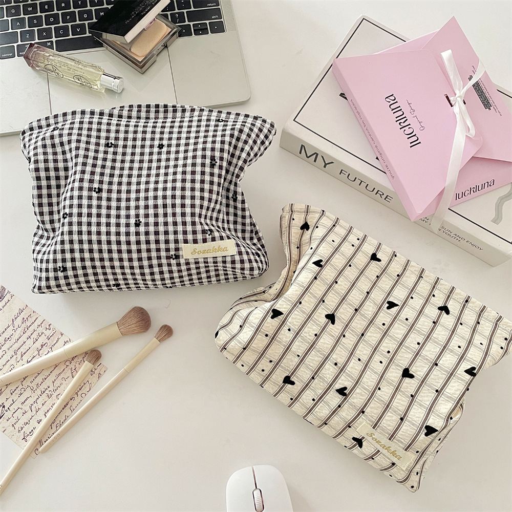 5745 Square Heart-shaped Makeup Bag, a simple, portable and large-capacity skincare and toiletry storage bag for women, Japan and South Korea on Instagram details Picture