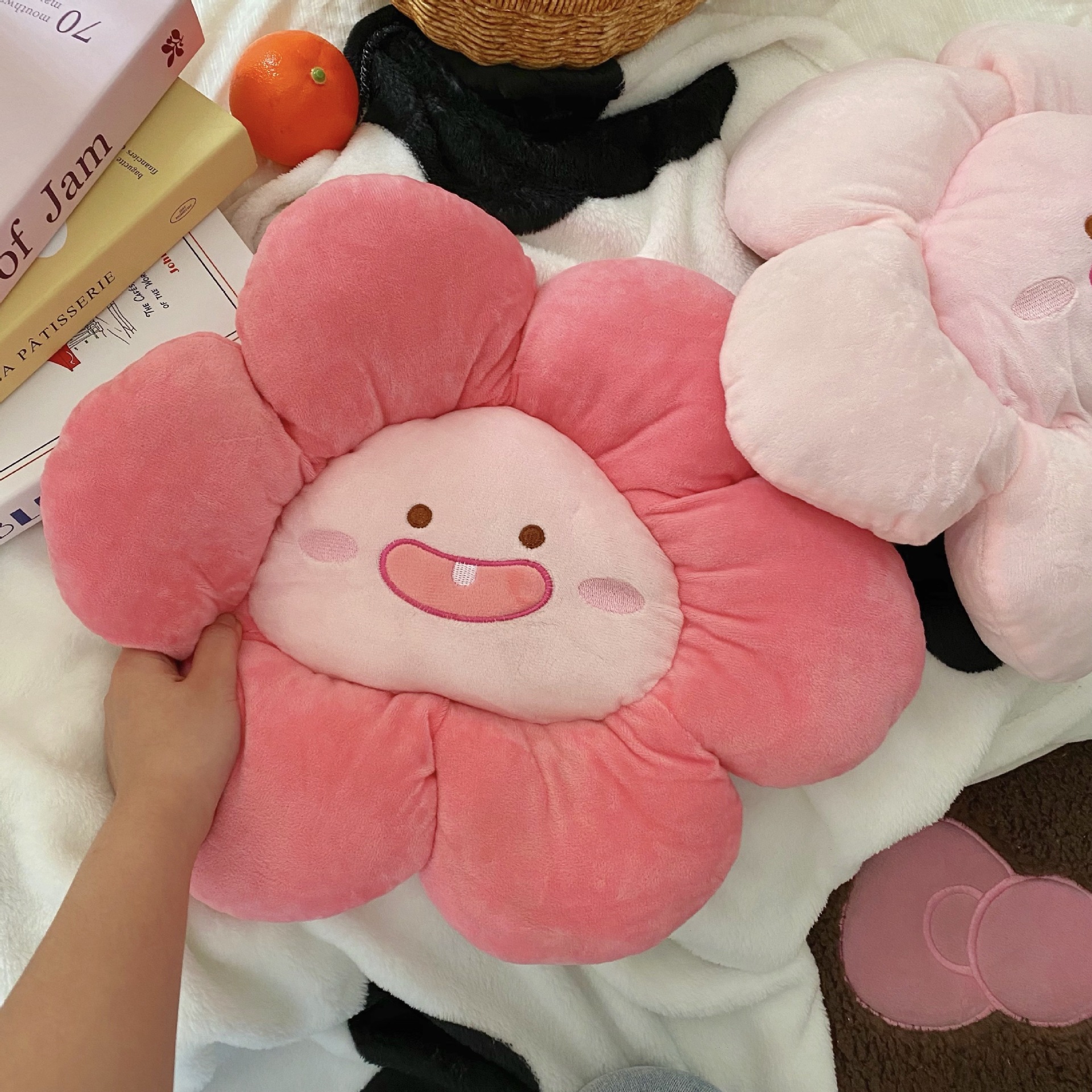 Cute plush flower seat cushions, office and dormitory benches, seat cushions, student chairs, bottom cushions and butt cushions Application Scenario