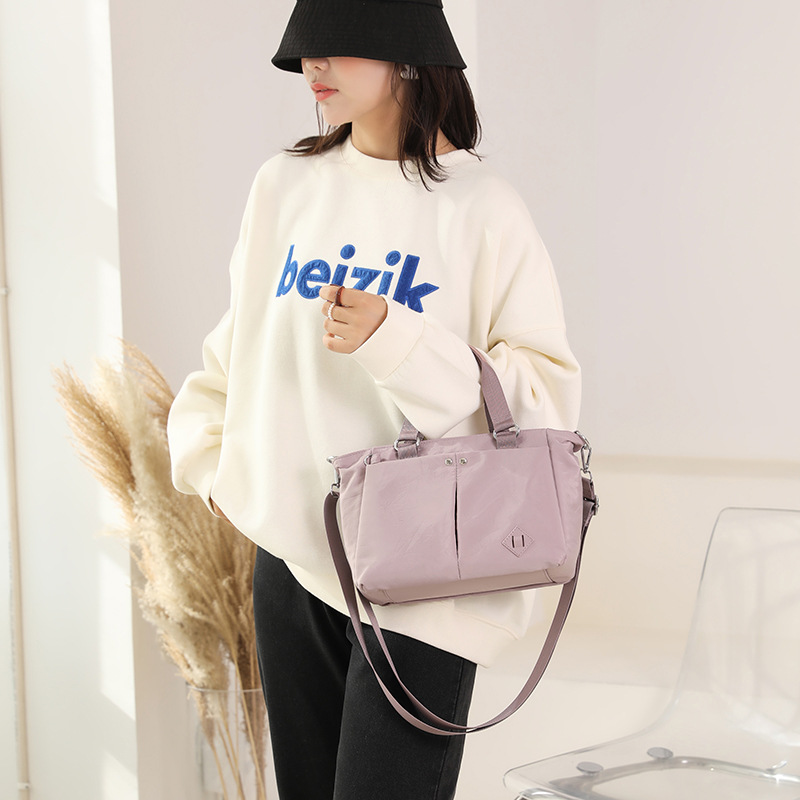 The 2025 new fashionable and trendy single-shoulder bag, multi-layer large-capacity crossbody bag, commuting water-resistant Korean version backpack details Picture
