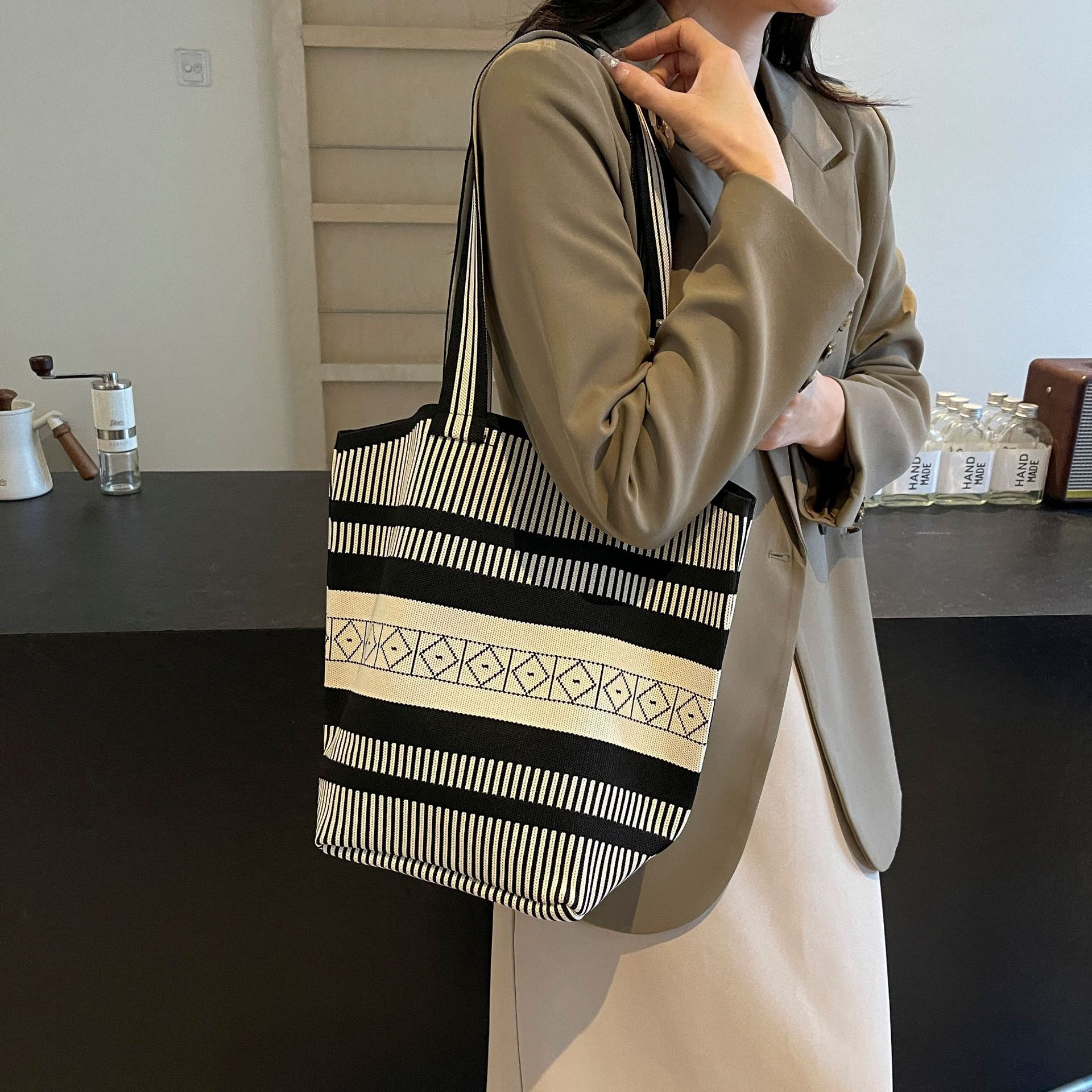Women's niche design wavy knitted single-shoulder bag, large-capacity bag for shopping on the street, commuter bucket bag Application Scenario