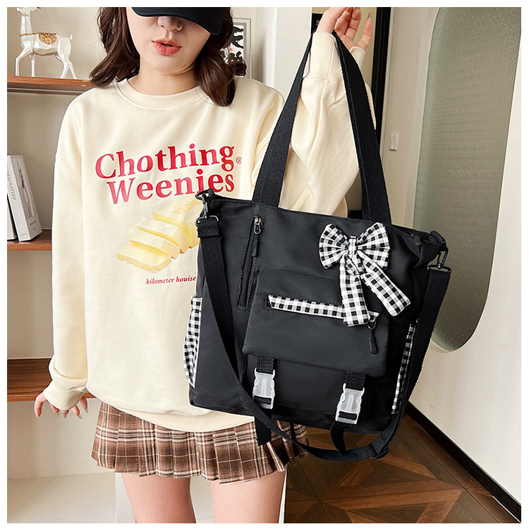 The new trendy and versatile checkered single-shoulder bag for primary and secondary school students and the tutorial bag for junior and senior high school students are selling well across borders Application Scenario