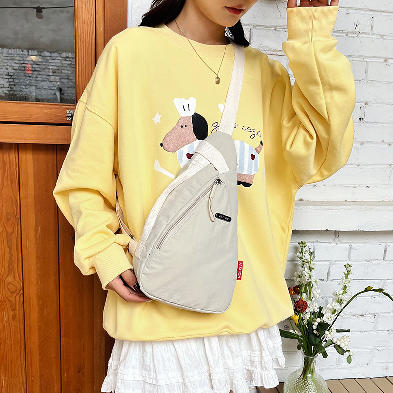 The new solid-color trendy single-shoulder bag is selling well. It features a fashionable and simple small-capacity crossbody bag that is casual and versatile, as well as a lightweight sports bag Application Scenario