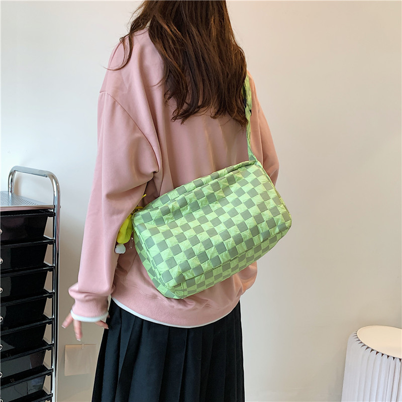 The 2022 new style of the crossbody bag from the Women's forest series is unique, cool, square, simple and fashionable. It is a solid color single-shoulder bag for students' classes details Picture