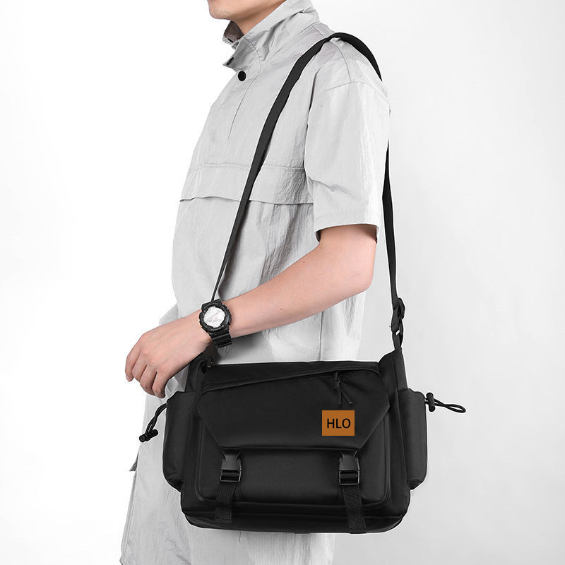 2024 New men's bag, summer high-end waterproof retro messenger bag, men's large-capacity fashionable crossbody bag Application Scenario