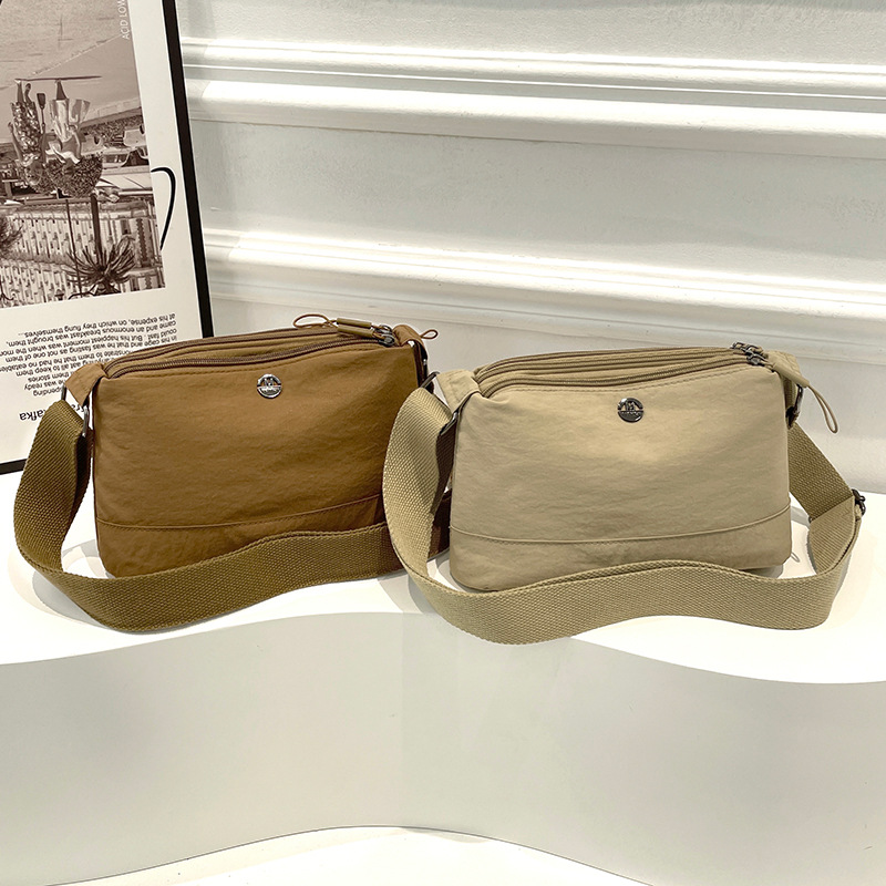 A new lightweight solid color water-resistant nylon crossbody small square bag for women, a cross-border trend single-shoulder mom's small bag details Picture