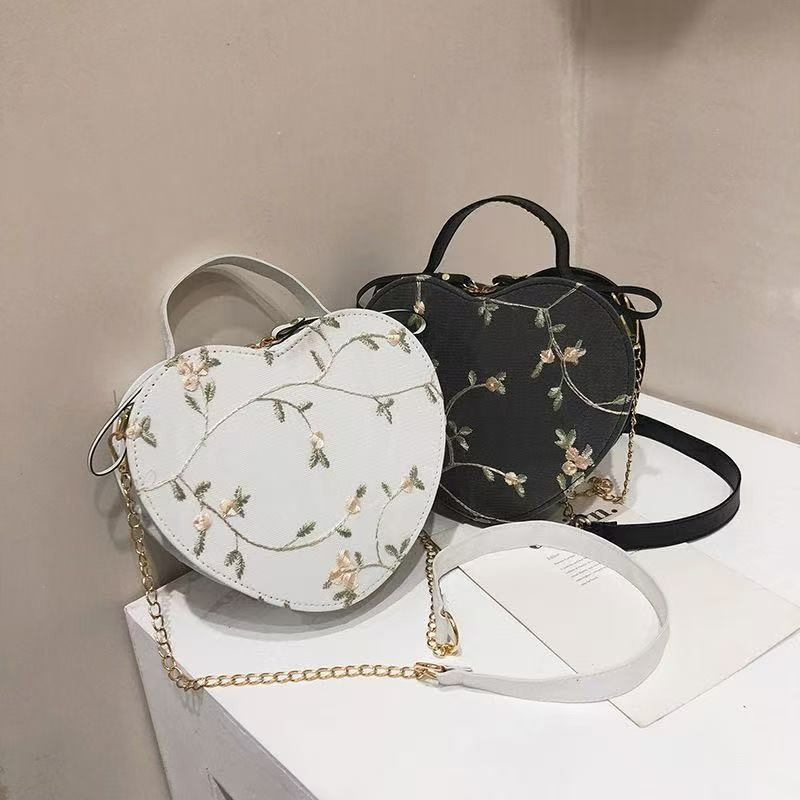 Wholesale of the "Little Fresh Heart Bag 2025 New Style, Fashionable and simple single-shoulder crossbody Bag, Korean style, versatile and stylish box bag. full figure