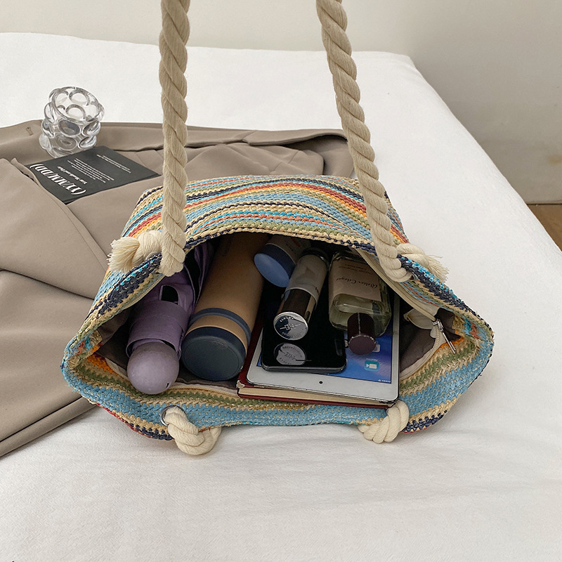 Korean version underarm tote bag for women 2025 Summer New color-blocking fashion tote bag, trendy straw woven casual single-shoulder bag Application Scenario