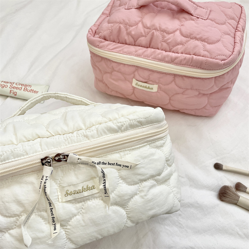 54132 Cosmetic bag, cloud quilted, portable, large capacity, toiletries storage, skincare handbag, travel storage Application Scenario