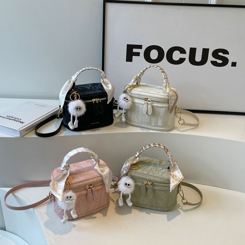 New small bag for women 2024, fashionable and stylish hand-held silk scarf box bag, retro texture, versatile commuting crossbody bag Application Scenario