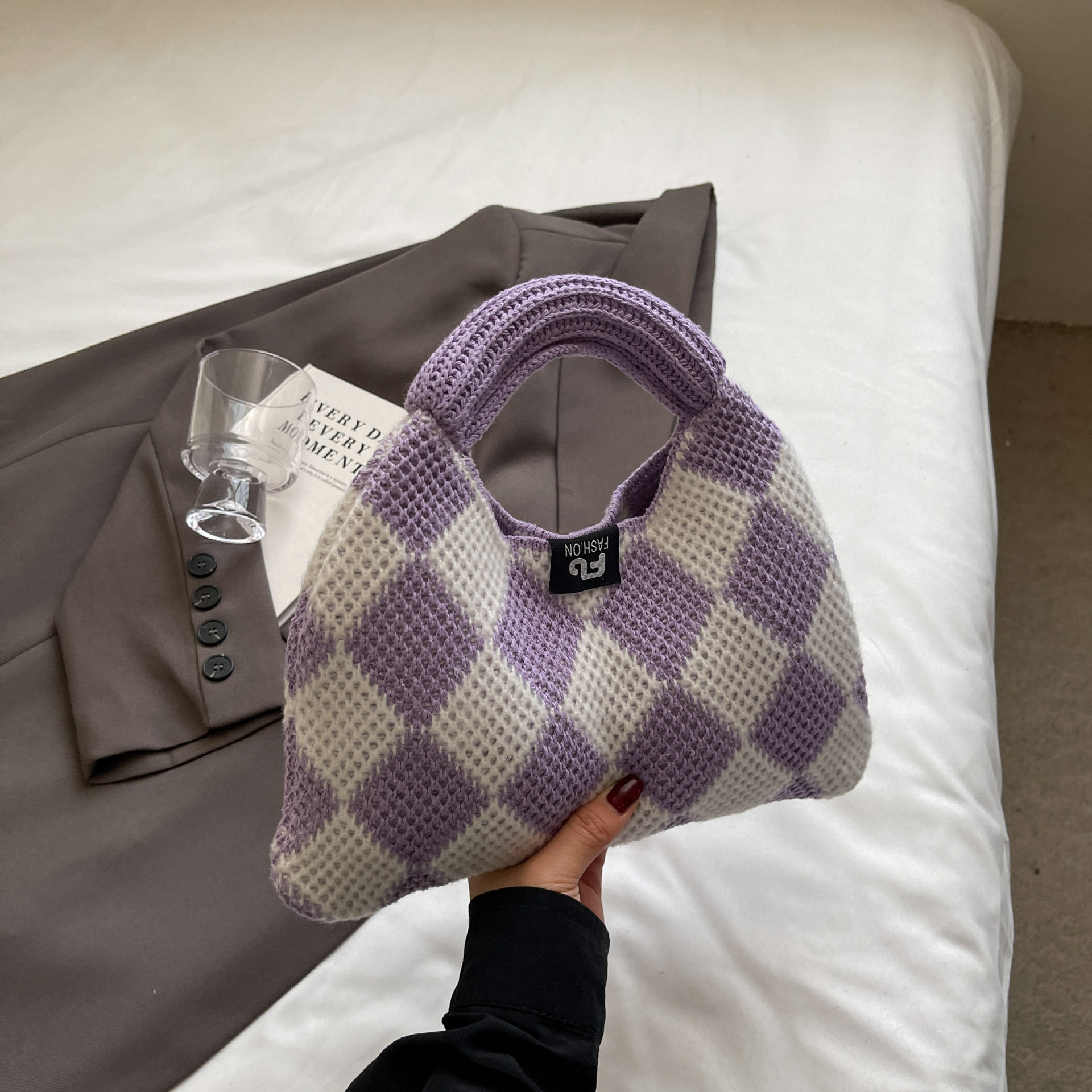 The new ins bag features a trendy color-blocking letter knitted single-shoulder bag, a large-capacity tote bag, and is comfortable, versatile and artistic full figure