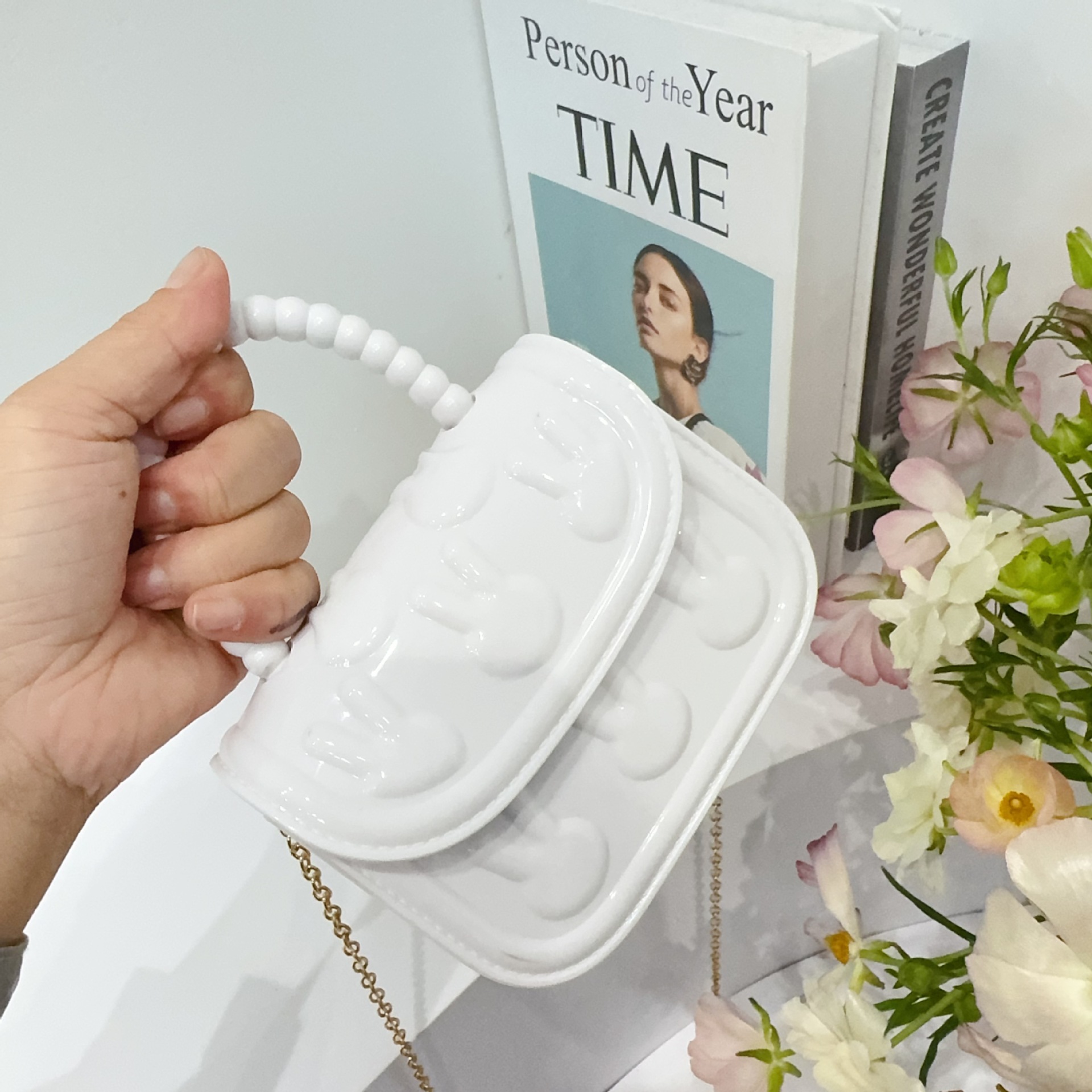 The 2025 new model of bag is a summer bestseller for women. It features a niche design and a high-end feel. It is a single-shoulder small square bag and a versatile hand-held crossbody bag Item Picture