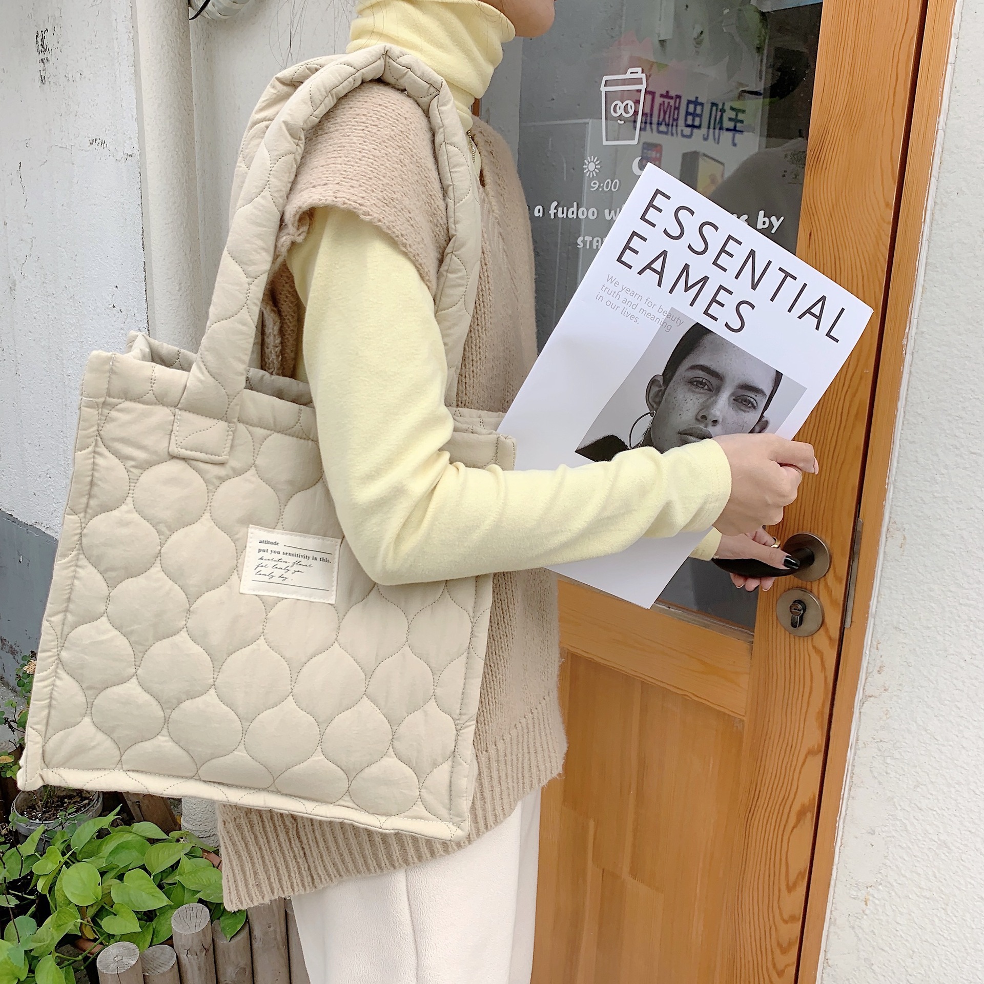 【 In Stock 】210301 large-capacity single-shoulder tote bag, quilted gourd hand-held commuter bag, autumn and winter hand-held bag for women Application Scenario