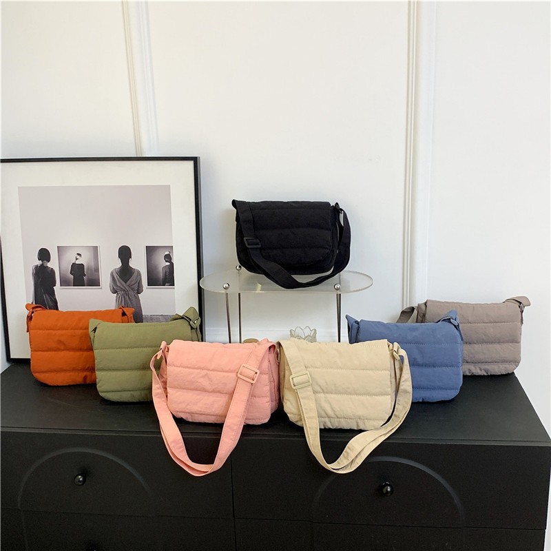 Wholesale daily casual and simple small square bags in Korean style, lightweight and personalized single-shoulder crossbody bag design, popular handbag for women full figure