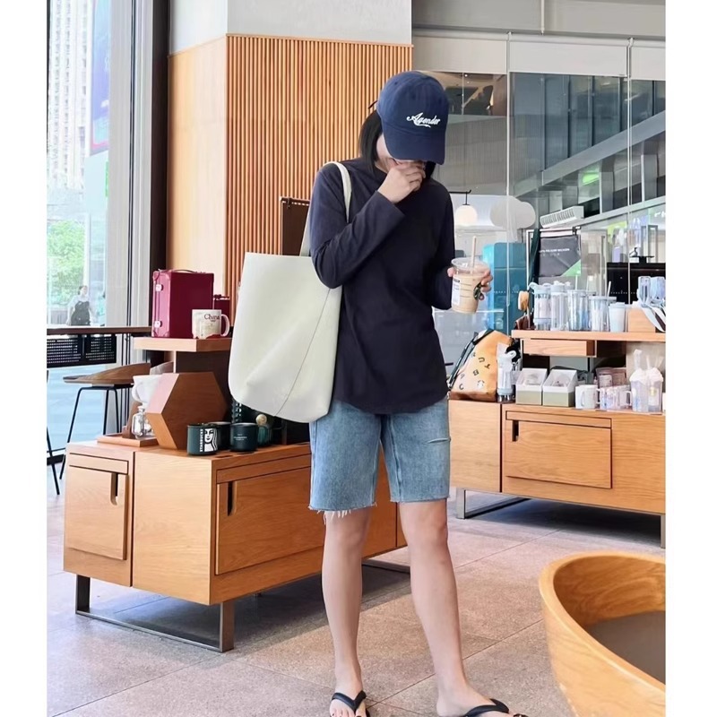 Leather large-capacity bucket bag for women 2024 new style. This year's popular top-grain cowhide niche single-shoulder bag for women's commuting Application Scenario
